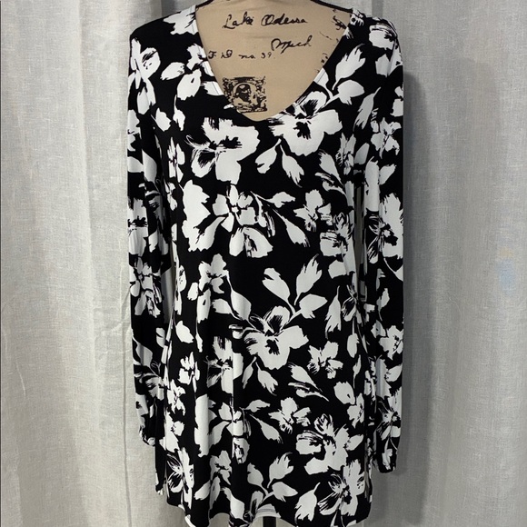 White House Black Market Tops - White House Black Market Black and White Floral Tunic